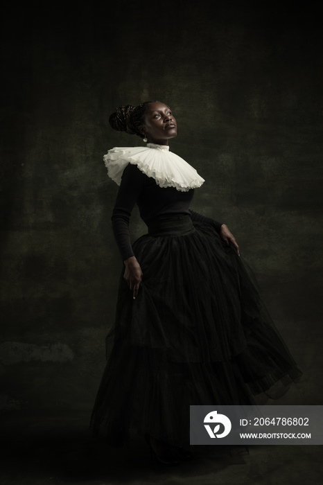 中世纪非洲年轻女子穿着黑色复古连衣裙，大白领，在深色gr上独自摆姿势
