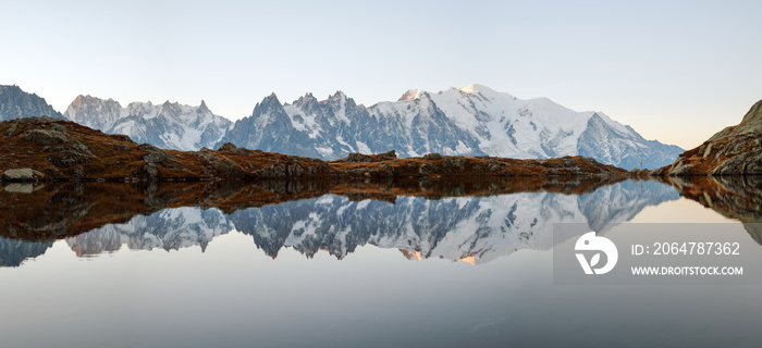 Chesery湖（Lac De Cheserys）和白雪皑皑的Mount Bianco山脉的如画全景