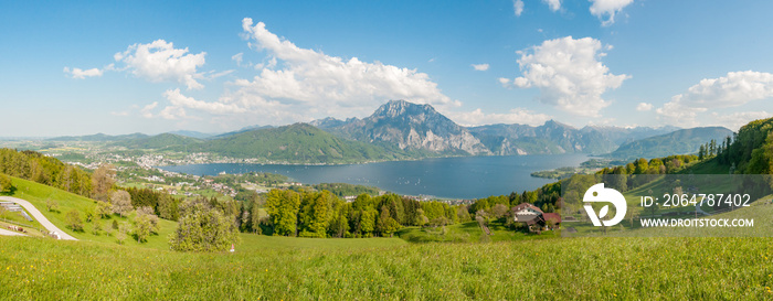 奥地利特劳恩斯坦山和特劳恩塞湖全景