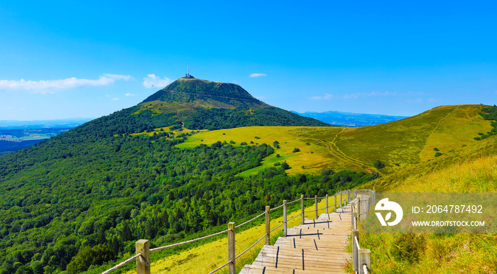 Puy de Dome-法国奥弗涅-火山景观和蓝天