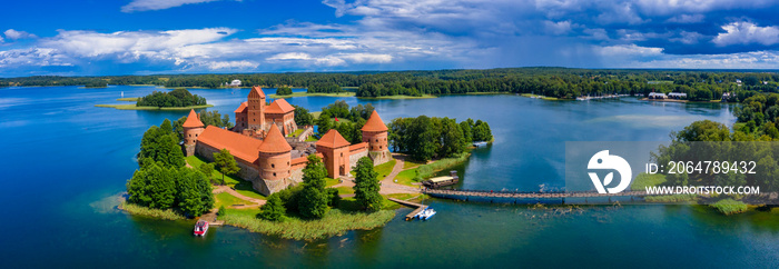 特拉凯（Trakai）的鸟瞰图，位于加尔夫湖（Galve lake）的中世纪哥特式岛屿城堡。最美的平地