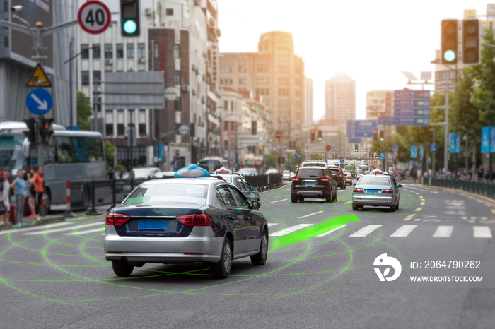 智能汽车（HUD）和自动驾驶模式车辆，位于地铁城市道路上，带有图形传感器标志