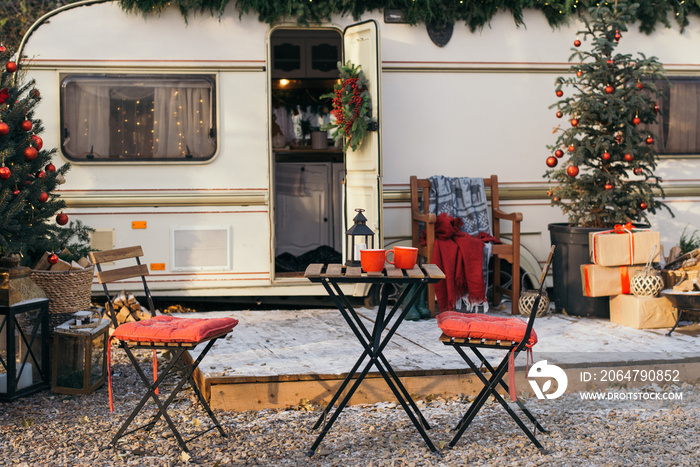 带露台的大篷车移动房屋，装饰有圣诞装饰的移动房屋。节日气氛-l