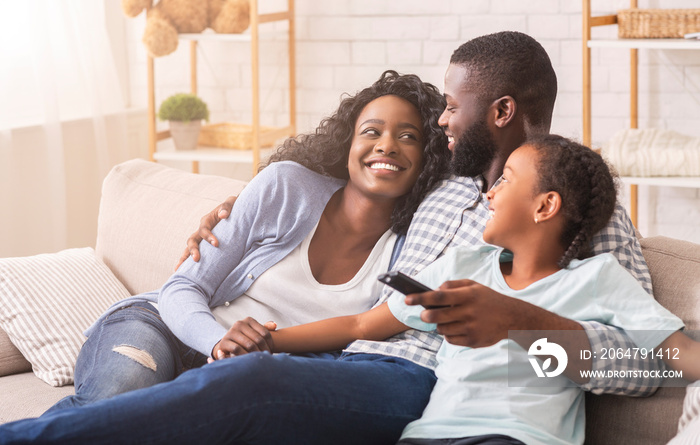 快乐的黑人家庭一起看电视节目