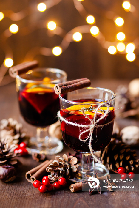 配两杯热腾腾的红葡萄酒和香料。节日气氛，圣诞气氛