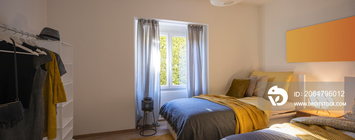 现代卧室，有两张单人床，上面有干净的床单和大枕头。白墙