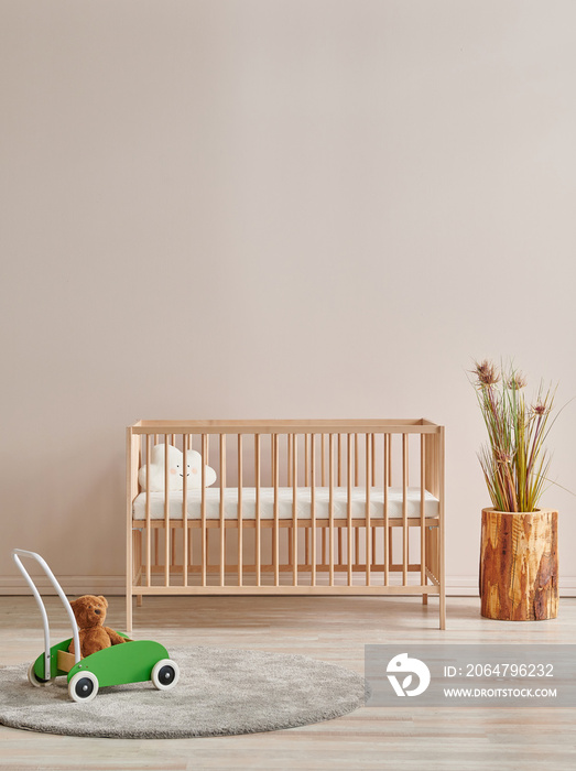 婴儿房内部风格，摇篮和婴儿床，灯和粉色墙壁背景。