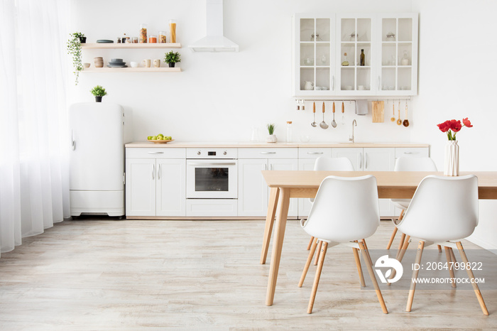 北欧风格的极简主义厨房设计。餐桌上有郁金香，家具上有器具