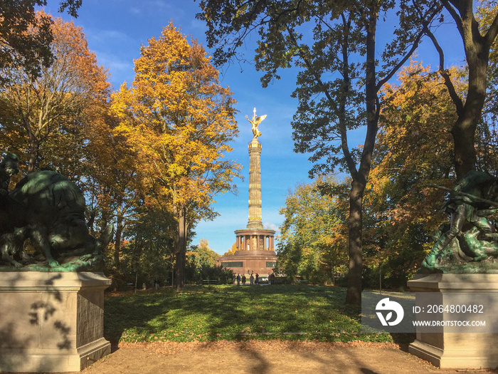 Blick auf die Siegessäule aus dem Tiergarten im Herbst