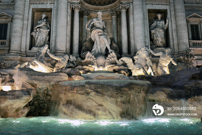 Fotografía nocturna de la Fontana Di Trevi, en Roma (Italia)