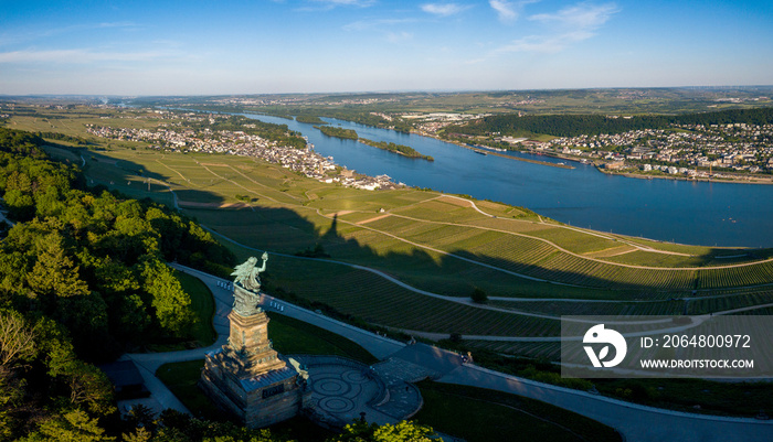 Luftaufnahme mit Drohne vom Niederwalddenkmal und Weinbergen bei Rüdesheim am Rhein während des Sonn