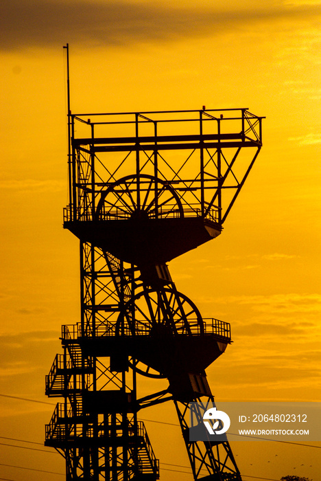 煤矿中的井架。波兰卡托维兹的一座废弃煤矿。