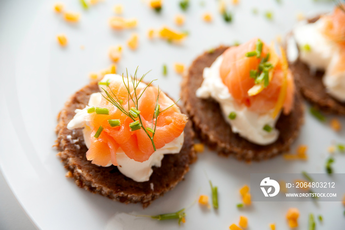 Deliziose canapes con crema di formaggio e salmone affumicato