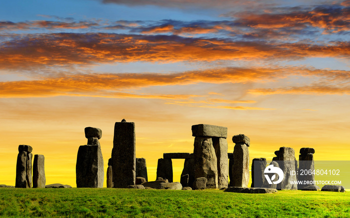 日落中的巨石阵历史纪念碑，英国，英国