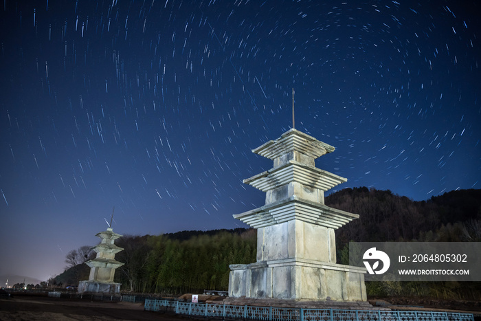 Gamgeunsa寺庙之夜。韩国庆州的三层石塔，