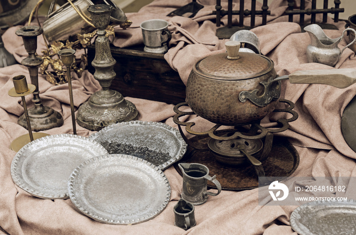 跳蚤市场上的黄铜容器和盘子、烛台和其他老式铜炊具