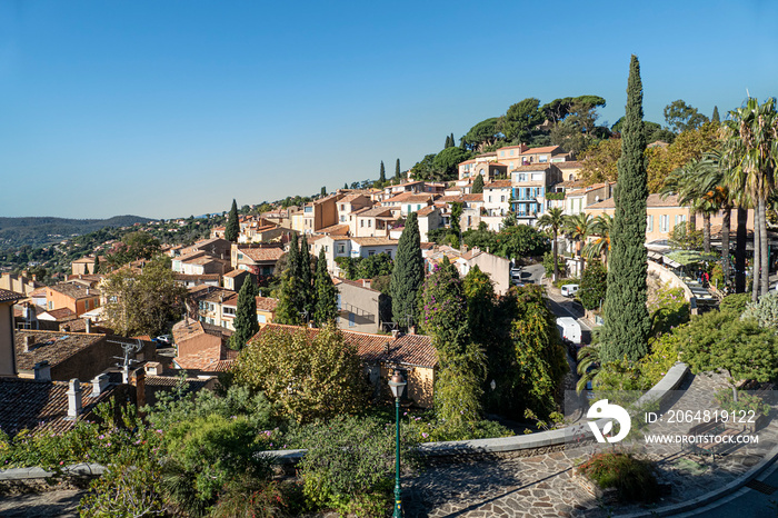 法国普罗旺斯地区Bormes les Mimosas老村庄的风景