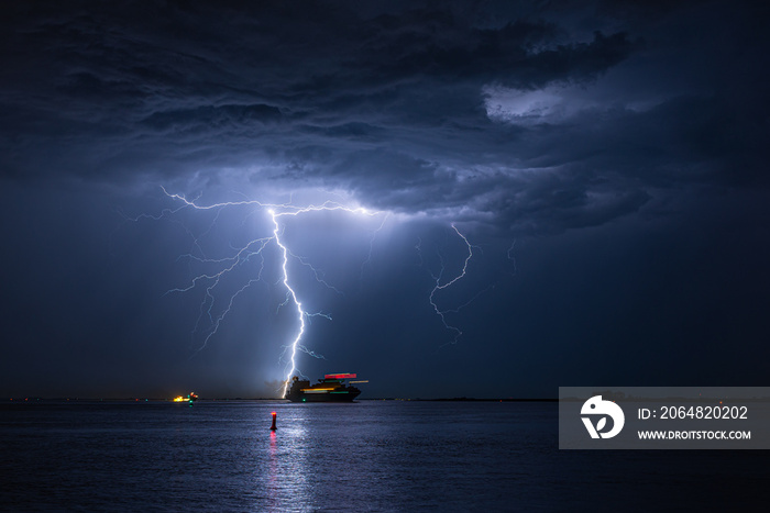 船只在一场严重的雷电风暴中驶过河流