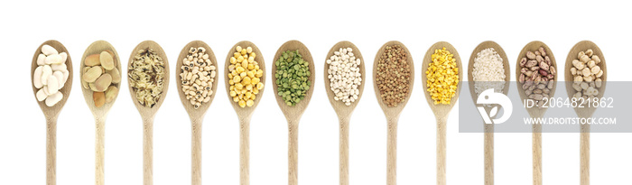 勺子里的各种生豆类和大米-白色背景