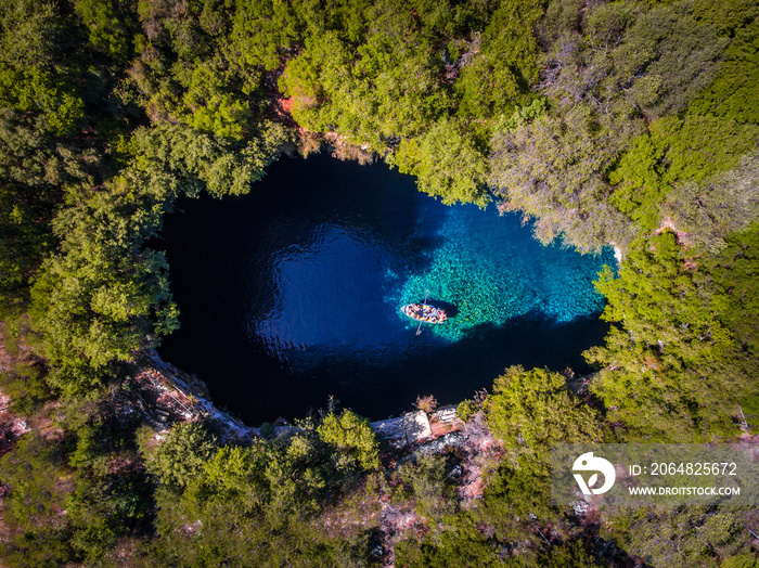 Melissani Cave Kefalonia从上方观看，游客乘船进入洞穴