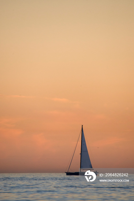 日落时在加利福尼亚州奥兰治县科罗纳德尔马海滩的帆船