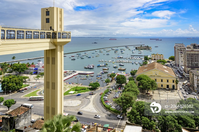 Elevador Lacerda responsável pelo transporte de pedestres entre a Cidade Alta e a Cidade Baixa em Sa