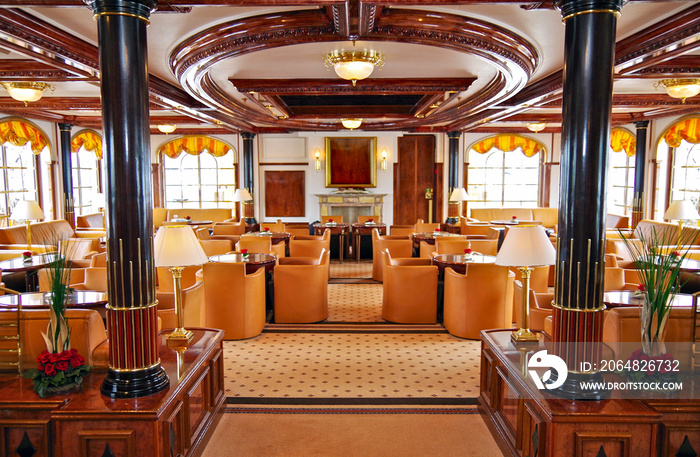 Elegante und luxuriöse Lounge Bar Aufenthaltsraum im Jugendstil auf Luxus Kreuzfahrtschiff Sea Cloud