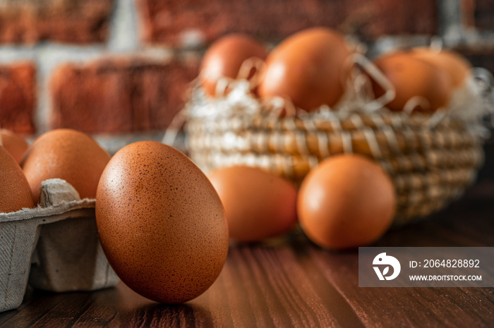木制背景下生鸡蛋的特写。新鲜的农场鸡蛋。纸箱里的鸡蛋