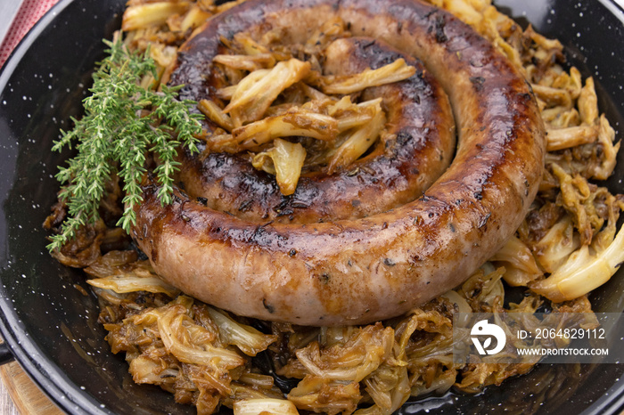 saucisse de Toulouse grillée et chou braisé dans une poêle