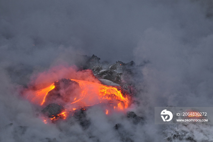 美国夏威夷大岛火山喷发的熔岩流入海洋。