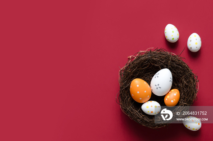 快乐的复活节装饰背景，蛋在窝里