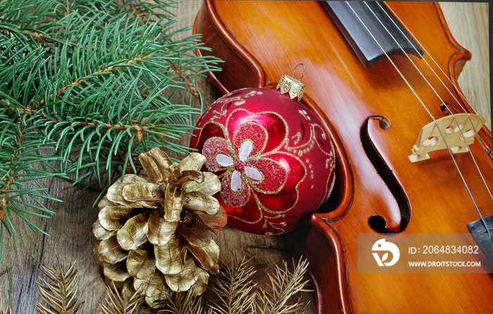 新年背景。新年舞会、小提琴、圣诞树的树枝和金色的冷杉球果