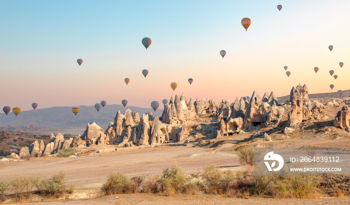 热气球飞越土耳其卡帕多西亚的岩石景观