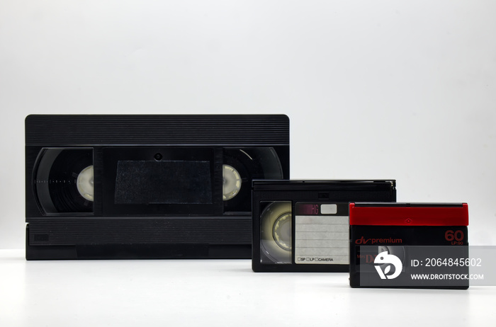 老式媒体存储盒式磁带的演变：VHS、VHS-C、迷你DV。90年代的技术。