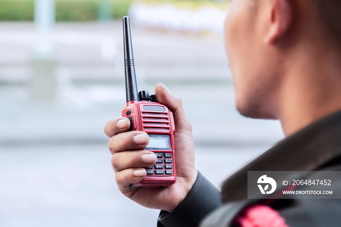 保安使用无线电通信来方便交通。交通官员使用对讲机