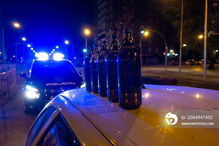 一辆被警方控制的汽车顶部有几升啤酒。