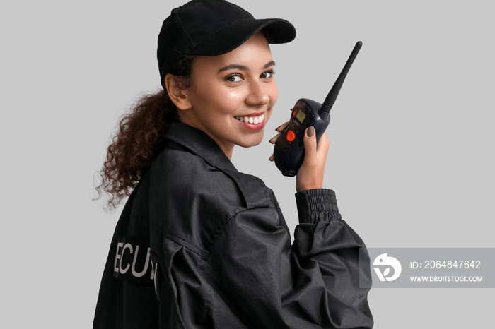 非裔美国女保安，灯光背景带无线电发射器
