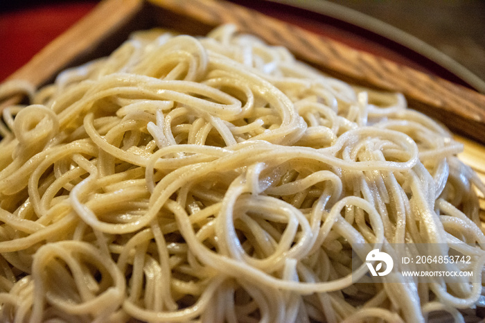 大盛りの手打ちそばのせいろ蕎麦。蕎麦切り。