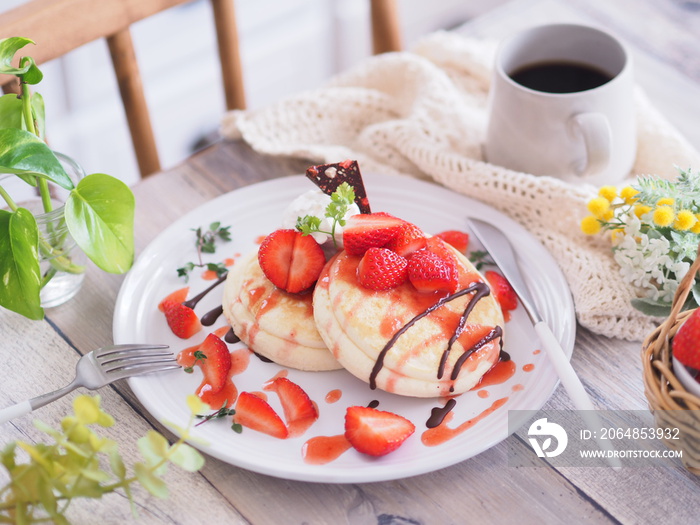 春スイーツ イチゴのパンケーキでティータイム