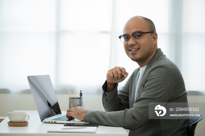 A middle-aged man around the age of 35. Working at home Work through the laptop by meeting video con