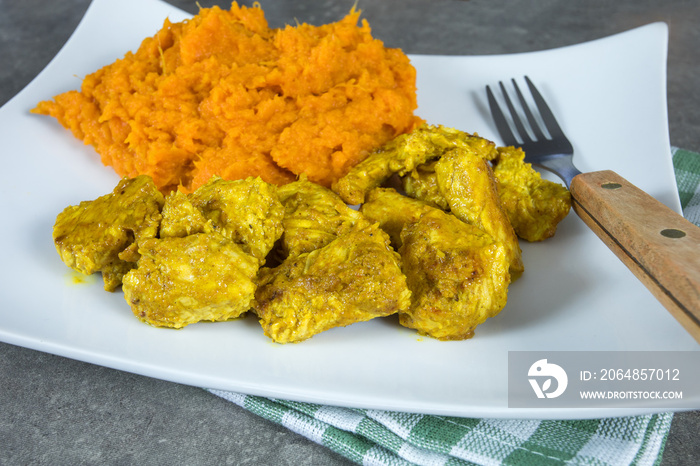 morceaux de poulet au curry et purée de patate douce