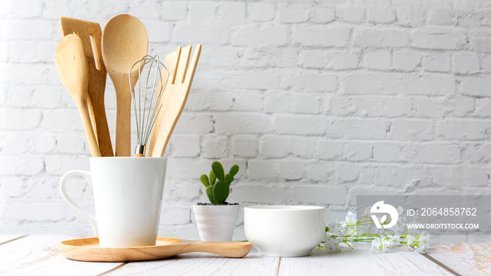 厨房工具和厨具——厨房架子上的木白色物体，有利于健康饮食