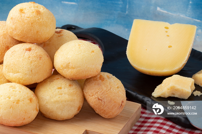 Portion of cheese bread (pão de queijo).