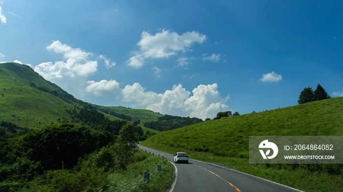 青空の高原を自動車が走る爽快な風景／The Venus Line of Nagano, Japan