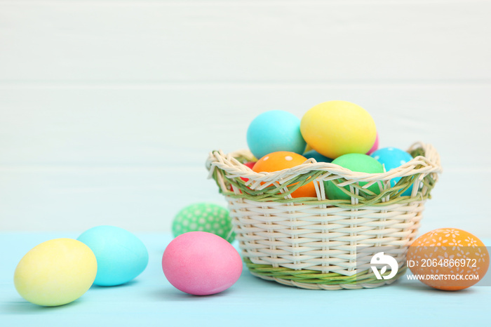 篮子里有复活节彩蛋，桌子上有花。节日复活节背景，有插入特克斯的地方