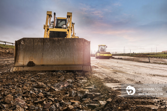 在西班牙的一条公路建设中，推土机在推土。