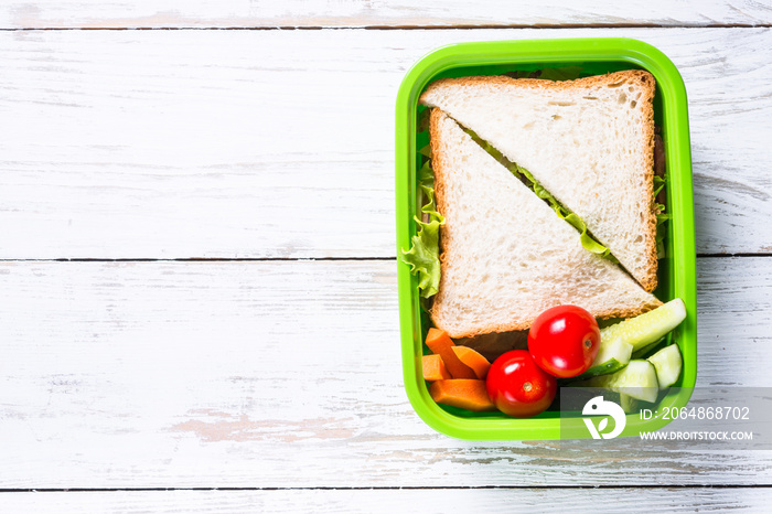 带三明治和蔬菜的午餐盒。