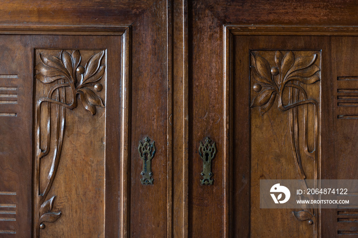 一张古董橱柜复古房子的木雕门的照片