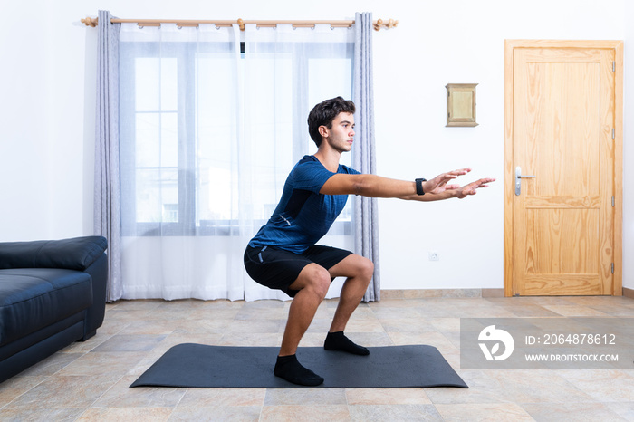 Chico joven haciendo ejercicio en casa con smartwach