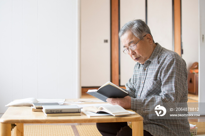 勉強をする日本人高齢者